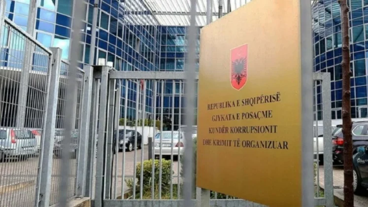 “Nuk dorëzova telefonin, më lanë jashtë sallës”/ Avokati denoncon incidentin në GJKKO