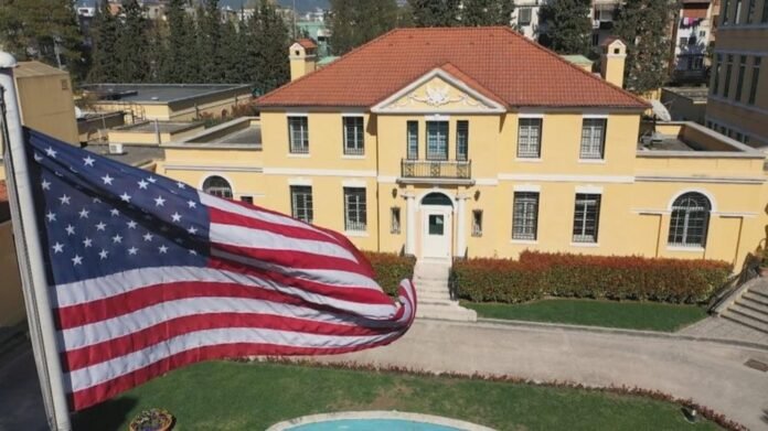 “Përplasje të dhunshme, shmangni qendrën e Tiranës”/ SHBA paralajmëron për protestën e së shtunës