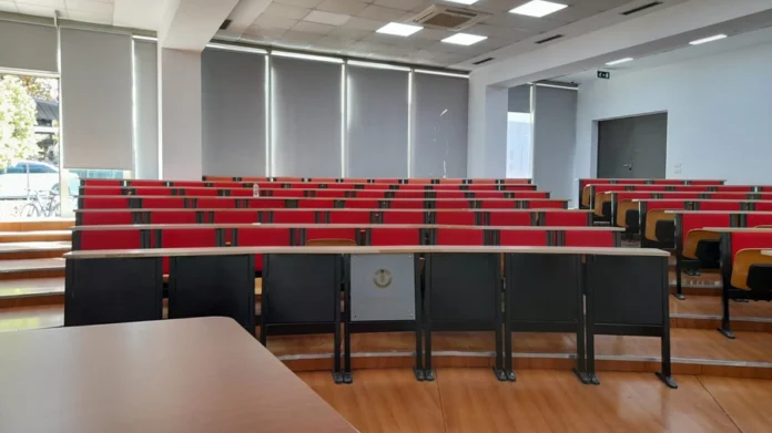 Auditorët bosh nga emigrimi/ 420 aplikime nga India vetëm në një universitet shqiptar