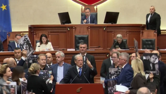 Video-“Meritoni plumbat e gomës”/ Berisha kërcënon mazhorancën në Kuvend