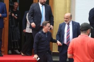 Harta e re territoriale përçan PS-në/ Dy deputetë i thonë “jo” Ramës