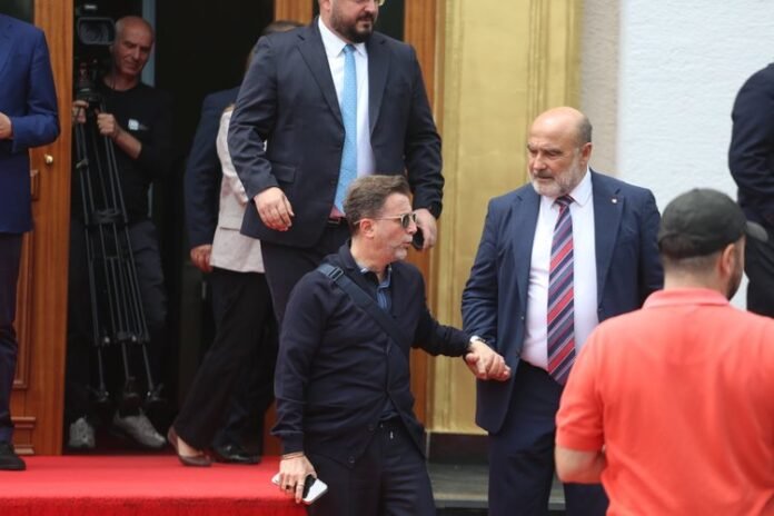 Harta e re territoriale përçan PS-në/ Dy deputetë i thonë “jo” Ramës
