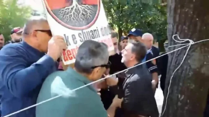 Tensione para Kuvendit/ Protestuesi tenton të godasë me tabelë Erion Braçen