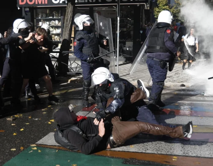 VIP-at u zgjuan pas dhunës disa ditore në protestë/ Solidaritet apo frikë nga humbja e ndjekësve?
