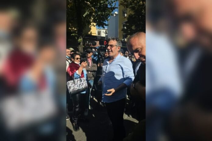 Video/ Protestuesit përzënë Edi Palokën, i hedhin ujë dhe shishe