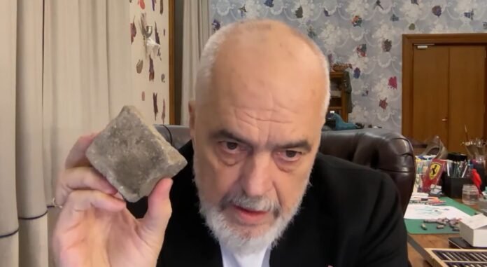 Rama del në mëngjes dhe sfidon protestuesit/ “Nuk kam ndërmend të iki”