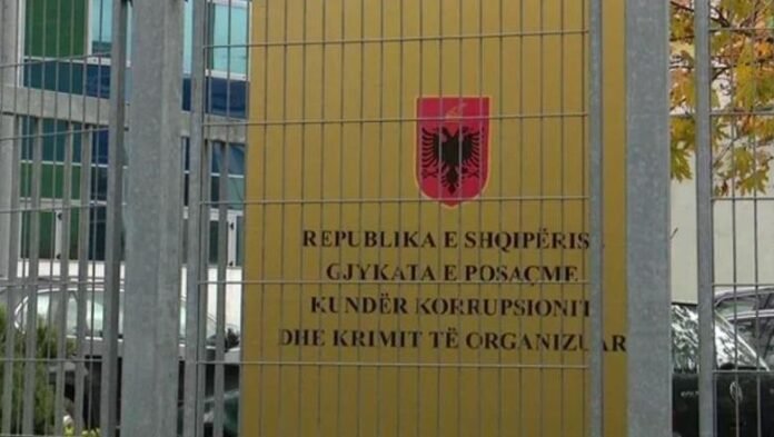 7 armë në shtëpi dhe akuza për përkrahje të Agasit/ Mbetet në burg ish-zyrtari i Policisë