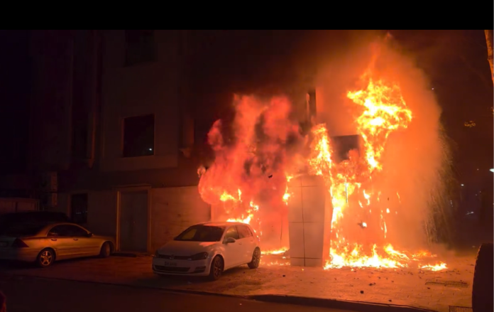 Video-Protesta jashtë kontrollit/ Flakët përfshijnë një pjesë të Gjykatës së Lartë