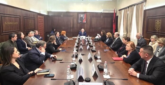 Dy vjet për një vend bosh në Kushtetuese/ Zvarritet plotësimi i vakancës
