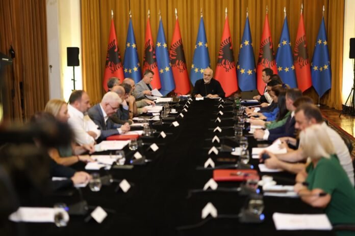 Spiropali jashtë mbledhjes së socialistëve/ E bojkotoi apo e larguan?