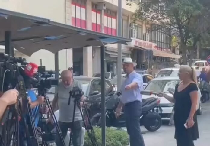 Përplasje me tone të forta jashtë SPAK-ut/ Qytetarja akuzon Malltezin: Vodhe gjithë tokën e fisit
