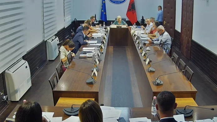 Miratohen pagat e reja të magjistratëve/ Komisioni i Ekonomisë sfidon formulën e KLGJ dhe KLP