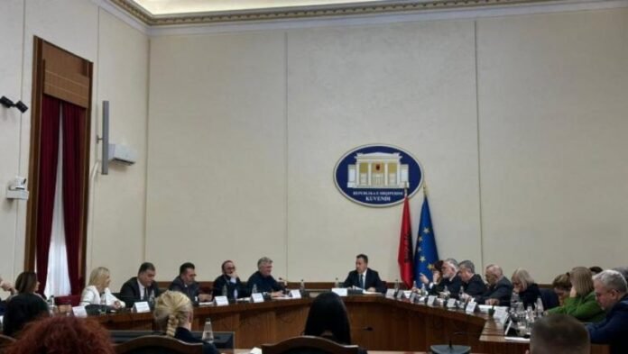 Kush i zgjedh deputetët?/ Reforma zgjedhore rikthen luftën për mandatin