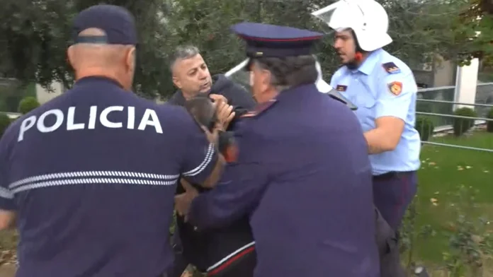 Tensione në protestë/ Kryebashkiaku Albert Malaj përplaset fizikisht me policinë
