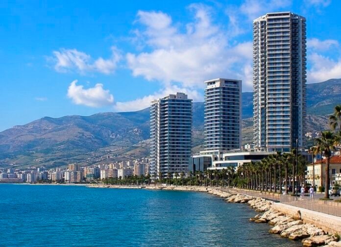 Harta e betonit/ Kullat dhe resortet që po ndryshojnë bregdetin shqiptar