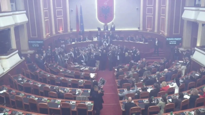 Kush janë katër deputetët e PD-së, të përjashtuar nga Kuvendi?