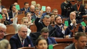 Reforma Zgjedhore/ PS dhe PD bashkojnë votat, partitë e vogla protestojnë