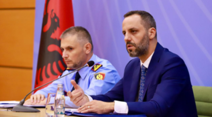 “Show” me fotot e Agasit/ Lamallari u kërkon etikë drejtuesve të Policisë