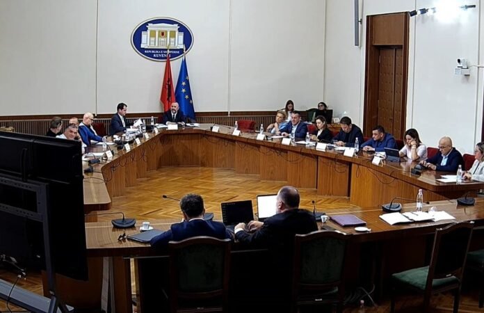 “Ka rënë shteti!”/ Debat në Komisionin e Ligjeve pas masës ndaj ish-kreut të SHISH