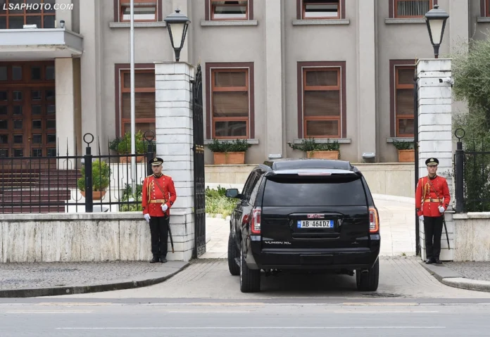 Qira në vend të blerjes/ Sa miliona lekë paguan shteti për makinat?