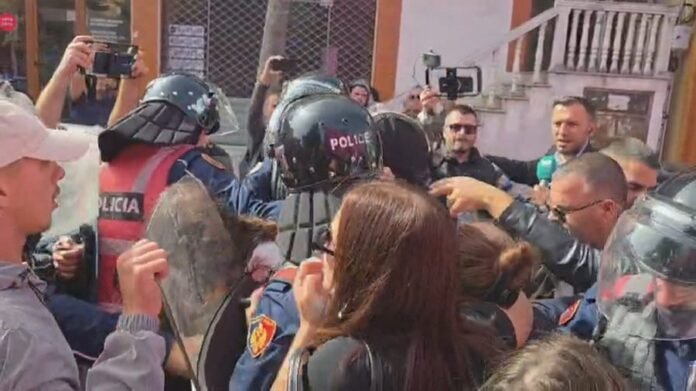 Përplasje të dhunshme në Shkodër/ Komandanti i forcave të rendit rrezikon jetën