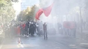 Video-Tirana në flakë/ Përleshje në bulevard, digjet Teatri i Kukullave, efektivi përfshihet nga zjarri