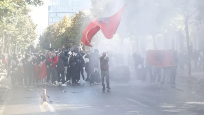Video-Tirana në flakë/ Përleshje në bulevard, digjet Teatri i Kukullave, efektivi përfshihet nga zjarri