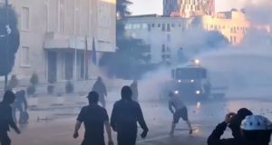 Tirana ndalon, shteti mbyll dyert/ Organet shtetërore jashtë funksionimit