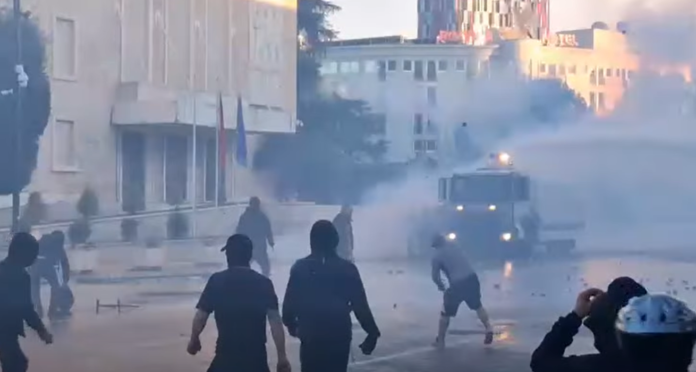 Tirana ndalon, shteti mbyll dyert/ Organet shtetërore jashtë funksionimit