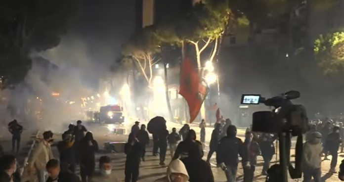 Përshkallëzohet protesta/ Molotovë drejt policisë dhe sulme me gurë ndaj mediave