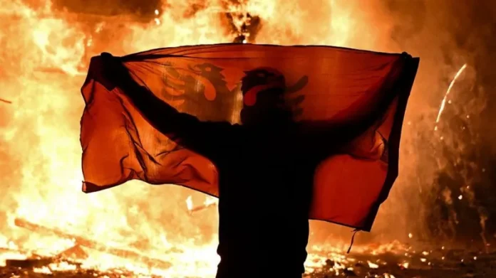 BBC: Shqipëria në valën e protestave/ Çfarë e çoi lëvizjen “Flamingo” drejt përplasjeve