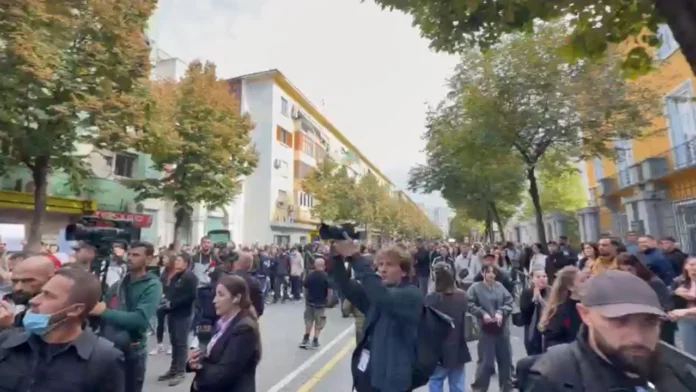 Protestë para Ministrisë së Arsimit/ Thyhen xhamat dhe shkulen kangjellat