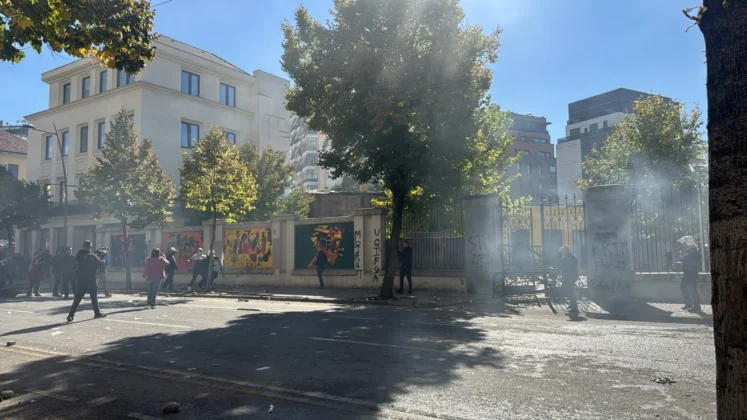 Nga bojkoti te përplasjet me policinë/ Protesta trazon Tiranën