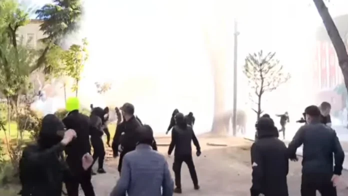 “Me plumba gome, vazhdoni”/ Policia hedh gaz lotsjellës ndaj protestuesve