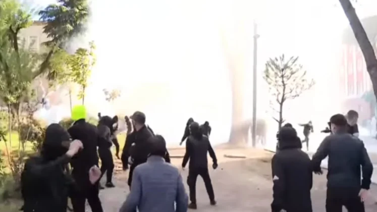 “Me plumba gome, vazhdoni”/ Policia hedh gaz lotsjellës ndaj protestuesve