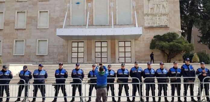 Tirana blindohet për protestën/ Mbi 2 mijë policë në terren dhe dronë në ajër