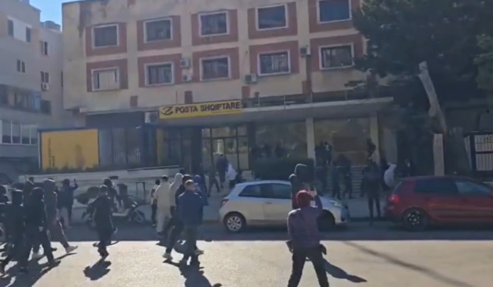 Protesta/ Flakë, dëme dhe shoqërime në Durrës