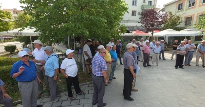 Bashkia Patos drejt shkrirjes?/ Qytetarët dalin sërish në rrugë