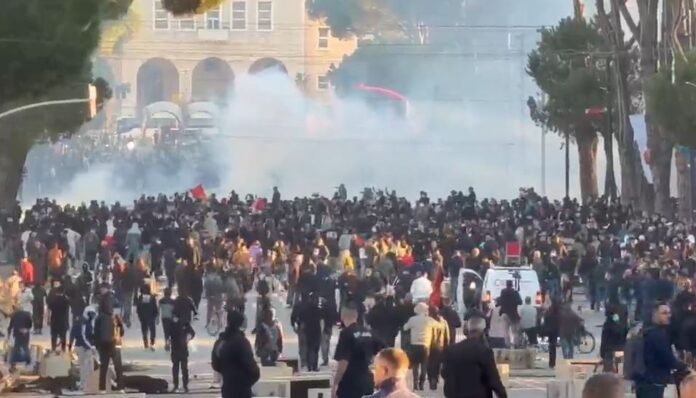 SHBA i çon dy mesazhe Tiranës për protestat/ Kongresmenët dhe ambasada me tone të ndryshme