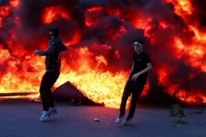 Tirana në flakë/ Protesta del jashtë kontrollit