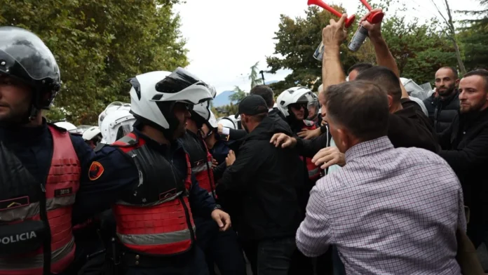 Vezë, domate e gurë ndaj policisë/ 8 të shoqëruar nga protesta para Kuvendit