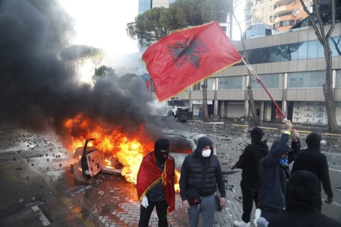 Postimet për protestat vënë në lëvizje Antiterrorin/ Policia ndalon një person dhe procedon 17 të tjerë