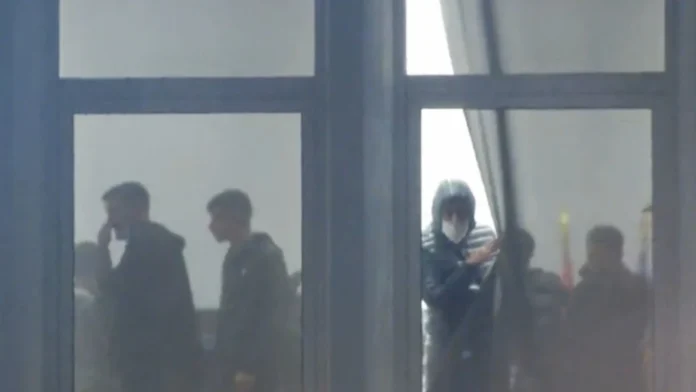 Protestuesit strehohen në selinë e PD-së/ Policia i pret jashtë dyerve
