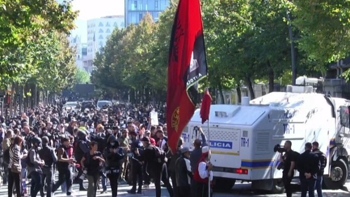 “Mos godisni me gurë, do ju përgjigjemi me ujë”/ Komandanti i FNSH-së përballë studentëve