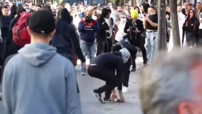 Protesta/ Të rinjtë e maskuar sulmojnë me gurë Ministrinë e Arsimit