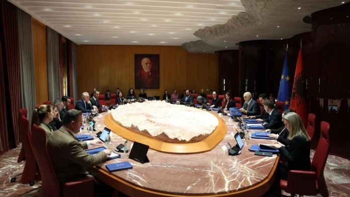 Protestuesit në rrugë, qeveria në mbledhje/ Vendimet e miratuara