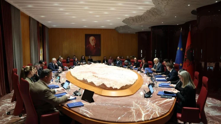 Protestuesit në rrugë, qeveria në mbledhje/ Vendimet e miratuara