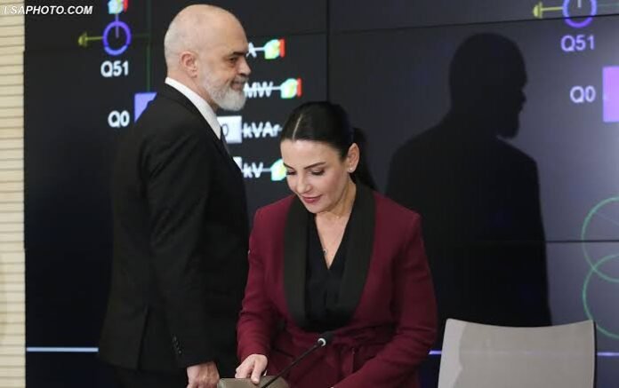 “Si t’ju besojmë?”/ Studenti vë Ramën përballë Ballukut, Tahirit dhe premtimeve të 2018-s