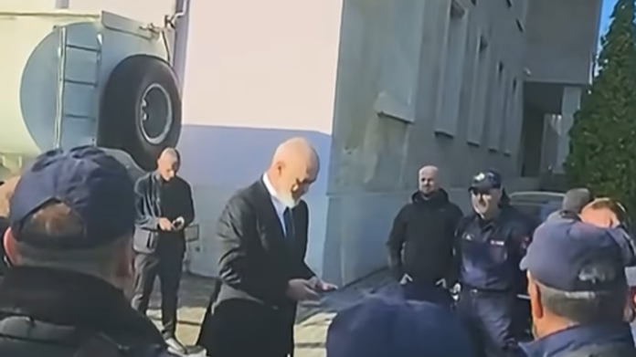 Pas përplasjeve në protesta/ Rama shpërblen policët me 2,500 euro