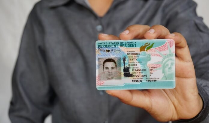 Pezullohet rihapja e Green Card 2027/ Emigrantët në pritje të vendimit të ri